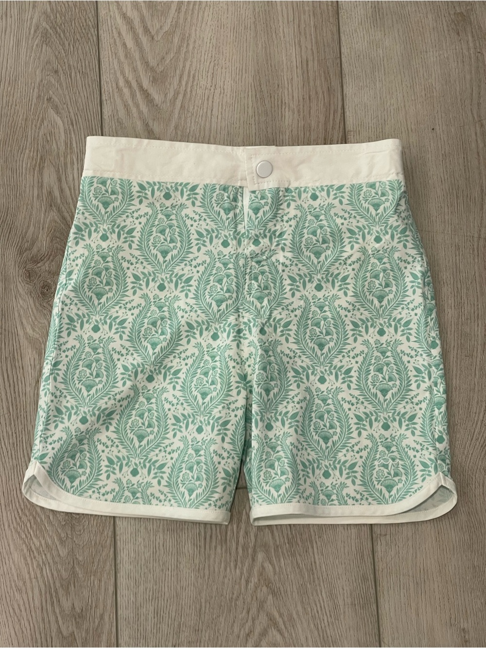 Minnow boys abaco green paisley board shorts, size 9/10 EUC